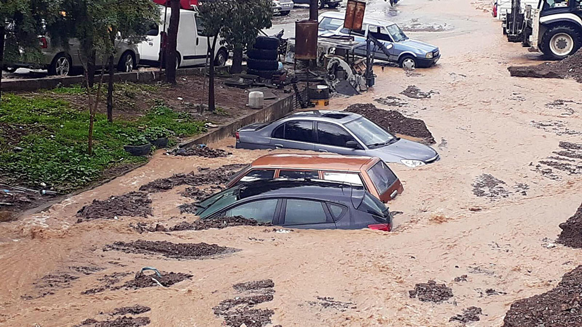 Yanlış yapılaşmadan dolayı su toprakla buluşmuyor