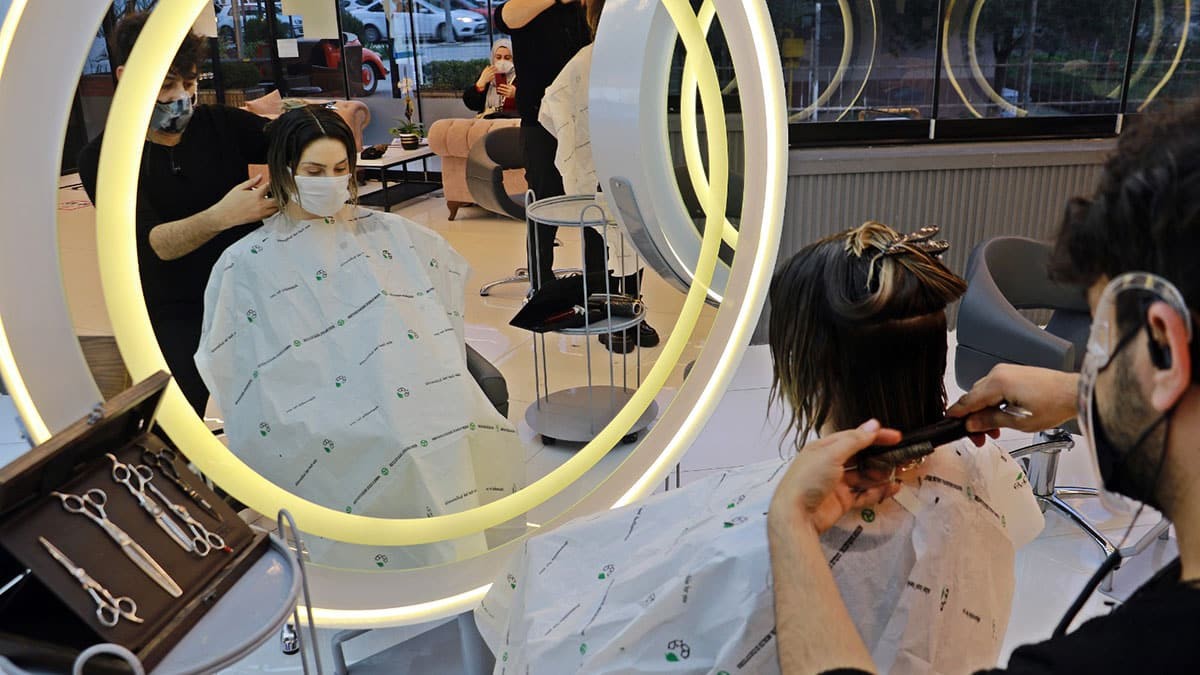 Kadınlar kısa ve koyu renk saç tercih ediyor