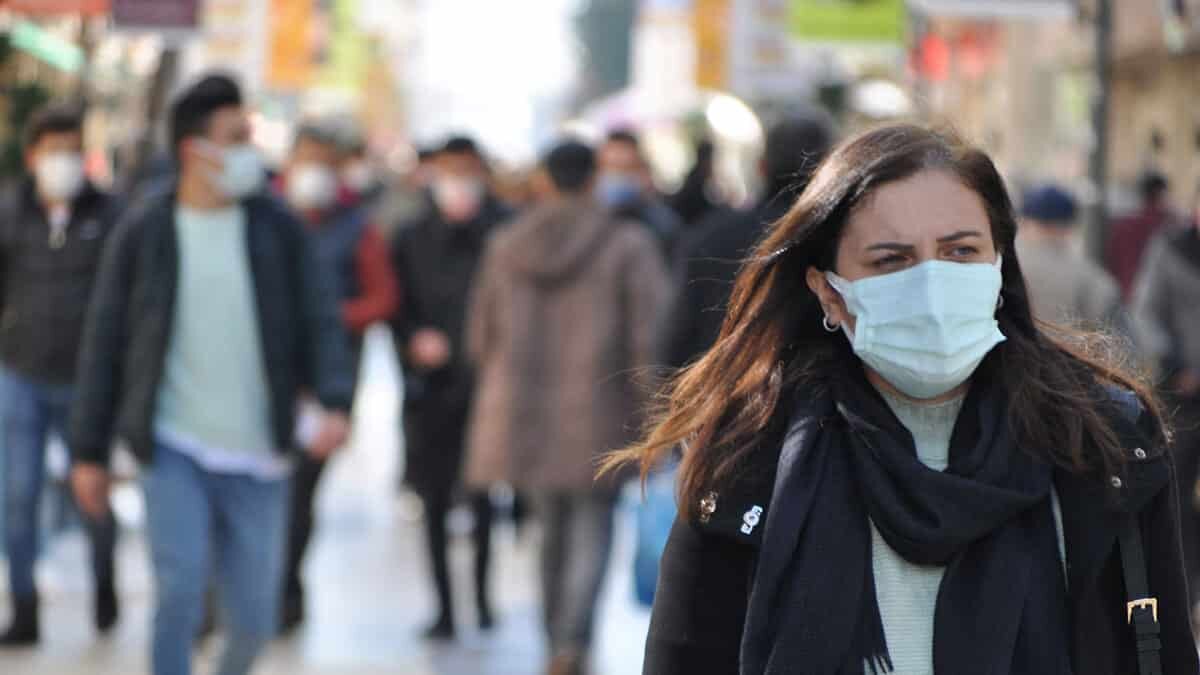 Ordu'da caddelerde insan yoğunluğu