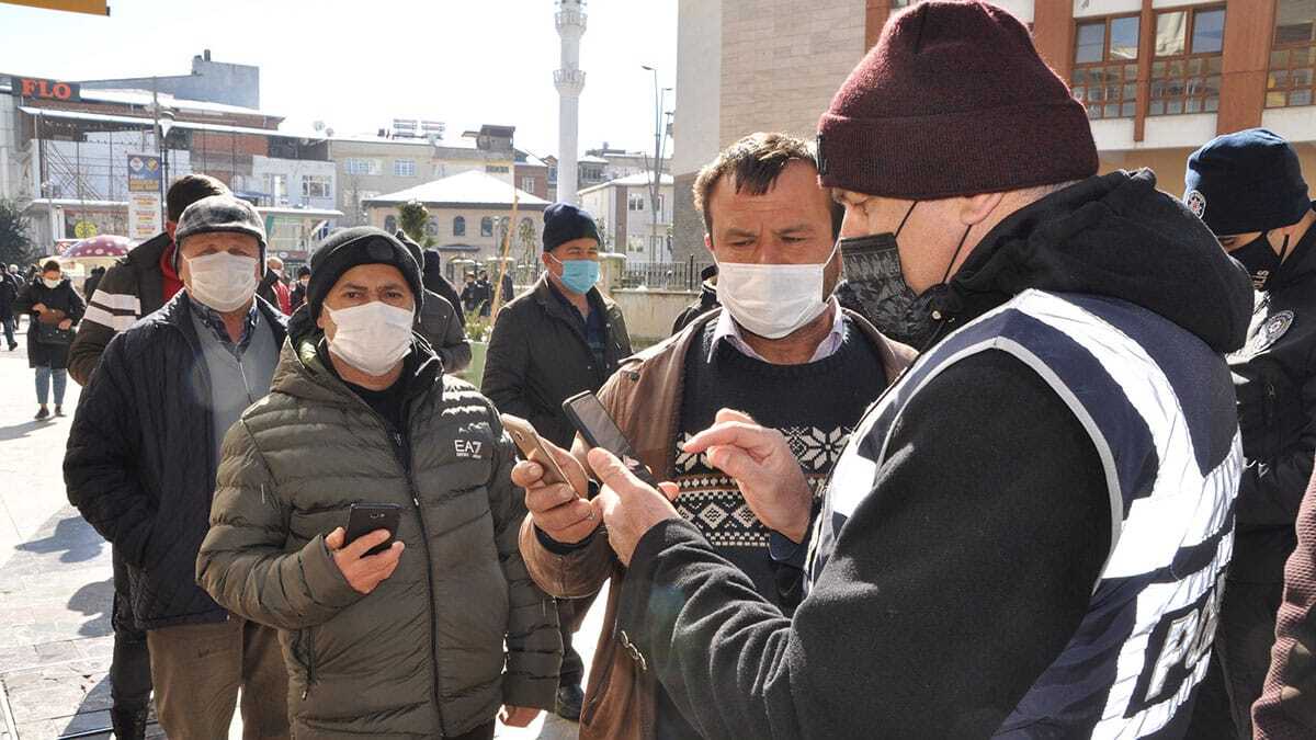 Ordu'da caddelerde insan yoğunluğu