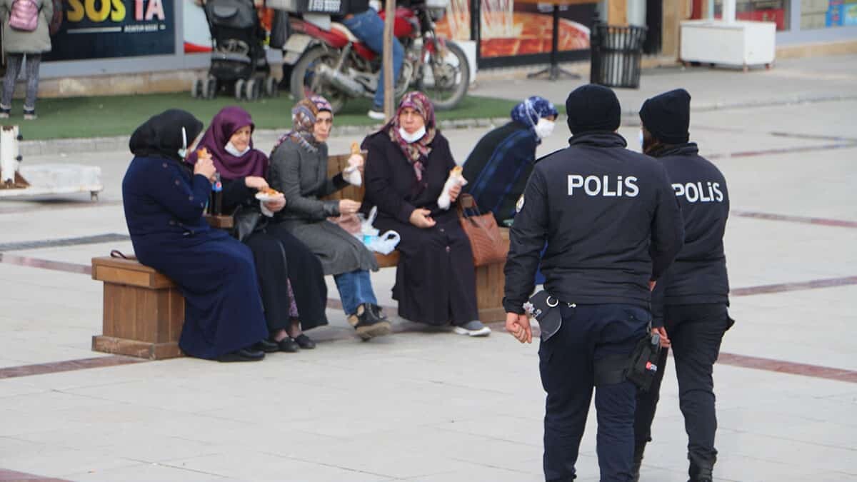 Vali Ozan Balcı, 10 gün süreyle düğün ve nikahların ertelendiğini, spor salonları ve hayvan pazarlarının ise kapatıldığını söyledi.