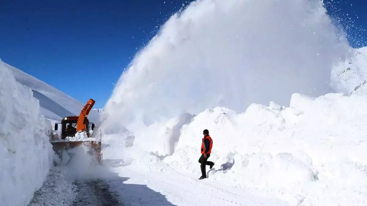 Ekipler mezra yollarını ulaşıma açmak için çalışıyor