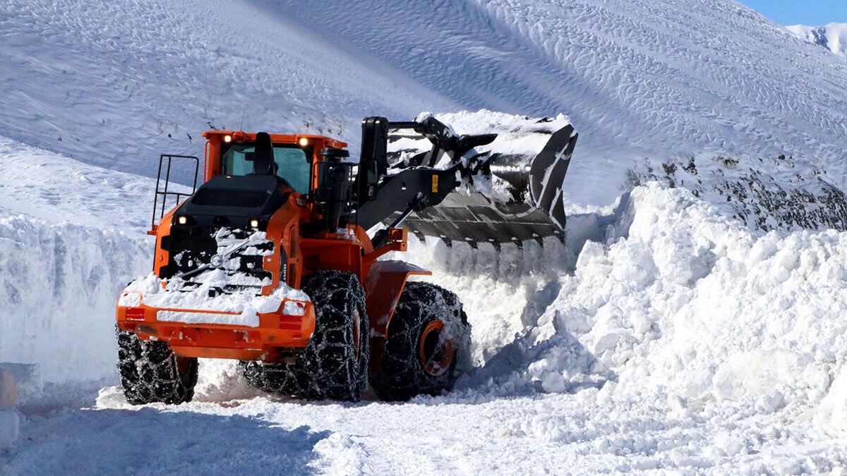 Ekipler mezra yollarını ulaşıma açmak için çalışıyor