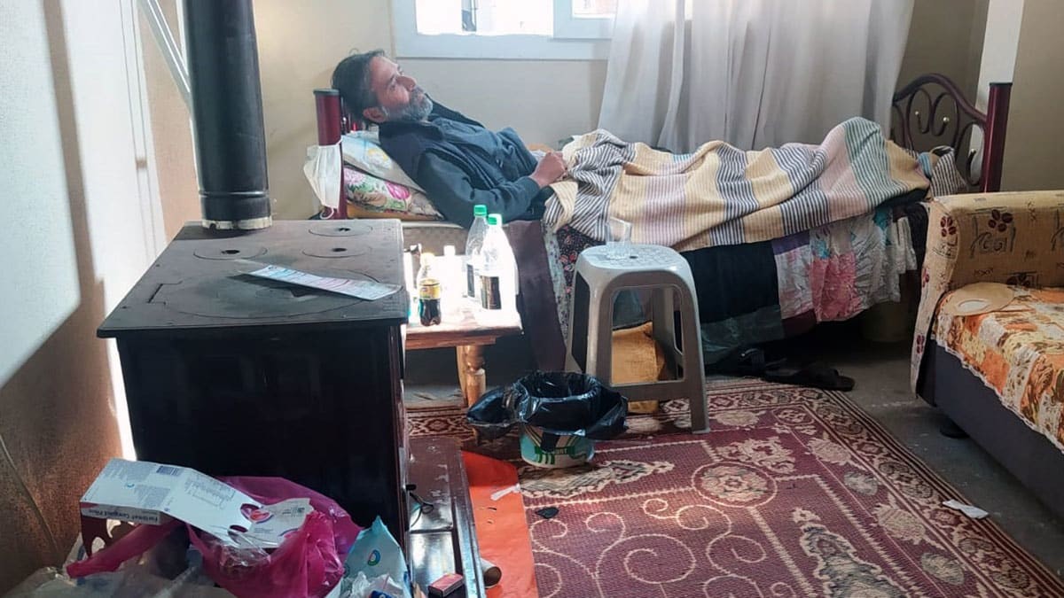 Mersin'in Tarsus ilçesinde, 1 yıl önce yakalandığı verem hastalığından bağırsakları zarar gören Kuyucu hijyensiz ortamda yaşam mücadelesi veriyor.