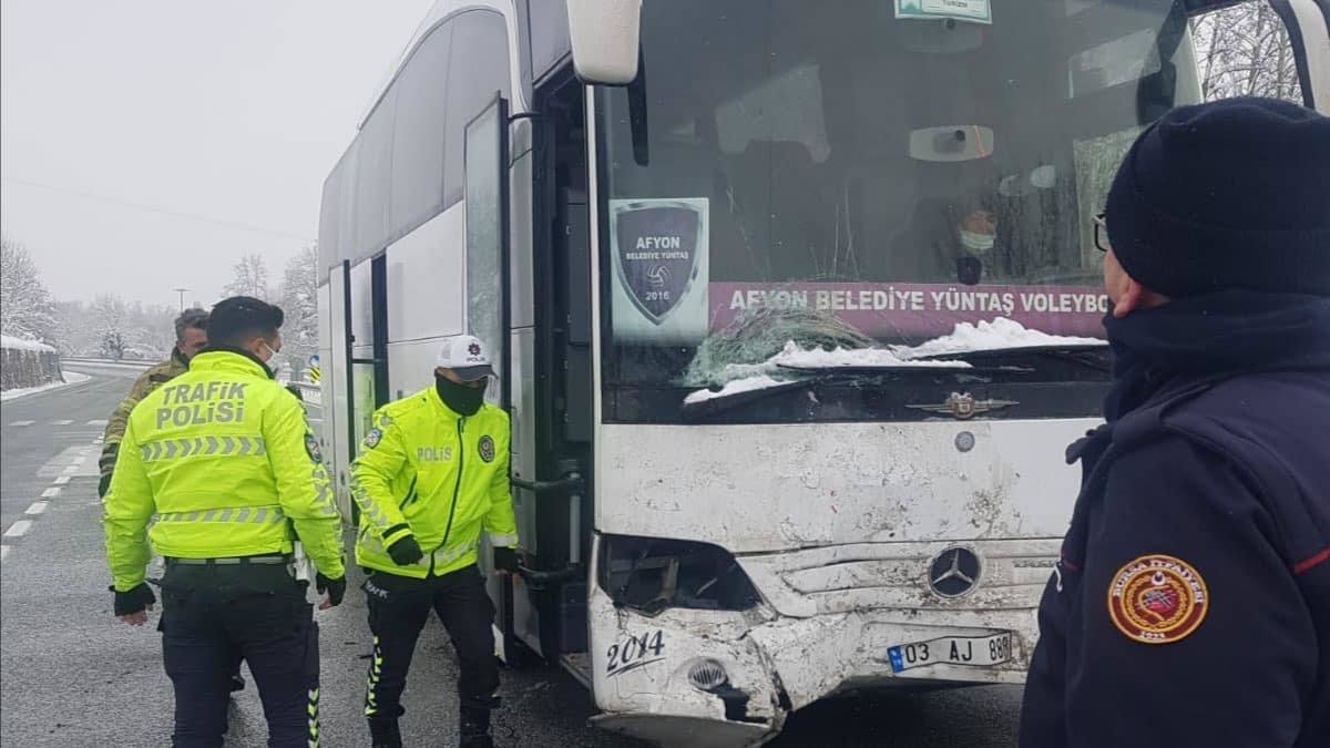 Voleybol Takımı'nı taşıyan otobüs ciple çarpıştı