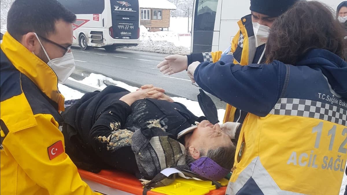 Voleybol Takımı'nı taşıyan otobüs ciple çarpıştı