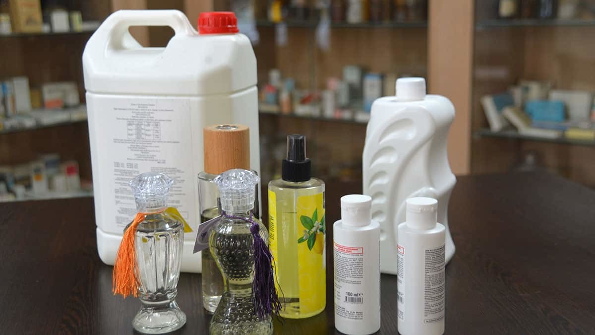 Göz Hastalıkları Uzmanı Opr. Dr. Cüneyt Karaarslan ise bu gibi kimyasal maddeler içeren ürünün kullanılması halinde göze de zarar verebileceğini ve kişiye gerekli müdahalenin yapılmaması durumunda körlüğe kadar gidebilecek problemlerle karşılaşabileceğini belirtti.