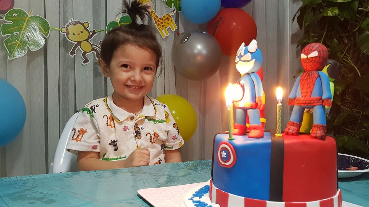 Doğum günü ve özel günler için farklı renklerde hazırlanıp, aile fotoğrafı, animasyon film karakteri ile ışıl ışıl süslenen yaş pastalarda kullanılan sentetik gıda boyalarının sağlığa zararı ortaya çıktı. Çarşı, pazar ve marketlerde kolaylıkla satın alınabilen gıda boyalarında, kimyasal sentez yoluyla elde edilen renklendiricilerin fazla kullanımının, bağışıklığı zayıf olanlarda astım ve alerjiye, çocuklarda da hiperaktivite bozukluğuna yol açtığı belirtildi.