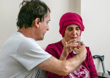 Yaşamını, Parkinson hastası eşi ve otizmli oğluna adadı