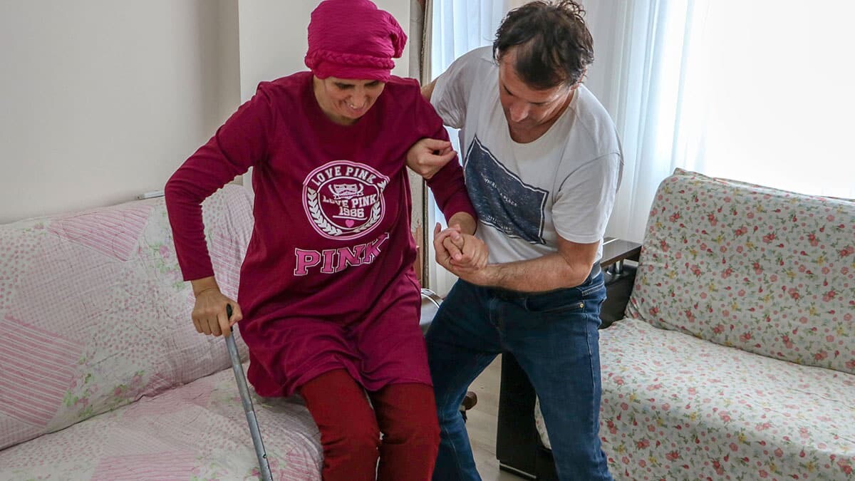 Yaşamını, Parkinson hastası eşi ve otizmli oğluna adadı