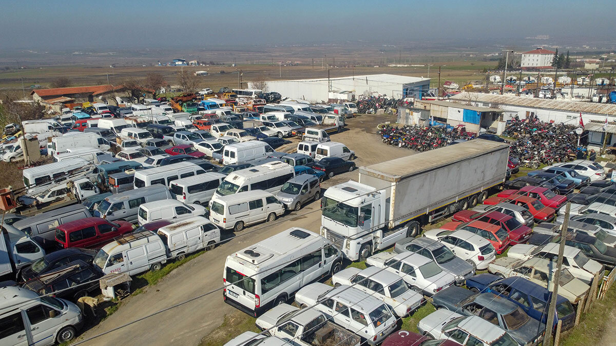 Edirne'nin Keşan ilçesindeki yediemin otoparkı yüzde yüz doluluğa ulaştı araç sayısındaki artış nedeniyle yer kalmadı.