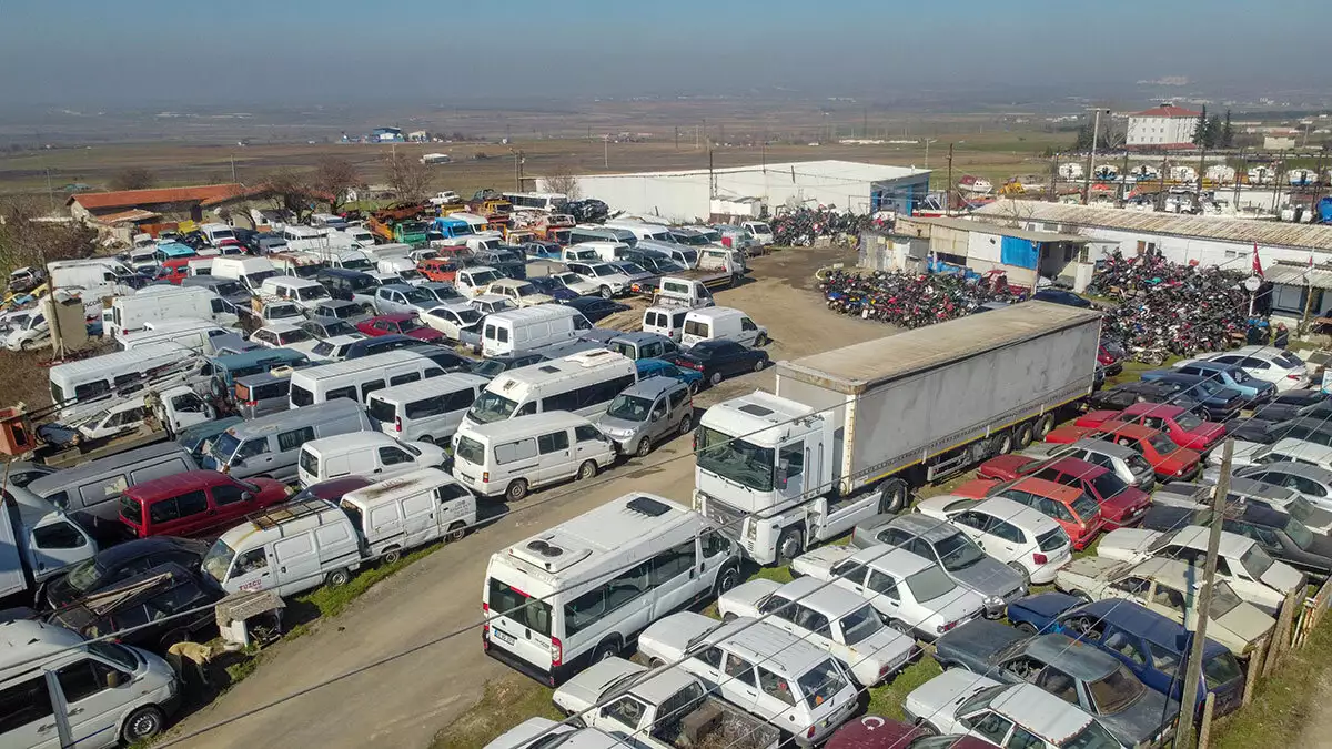Edirne'nin keşan ilçesindeki yediemin otoparkı yüzde yüz doluluğa ulaştı araç sayısındaki artış nedeniyle yer kalmadı.