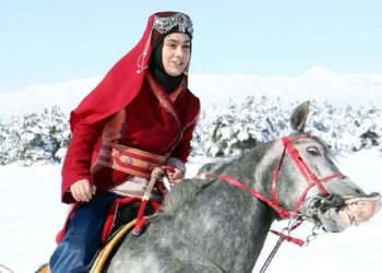 Yöresel kıyafetlerle atlarını dört nala süren kadınlar