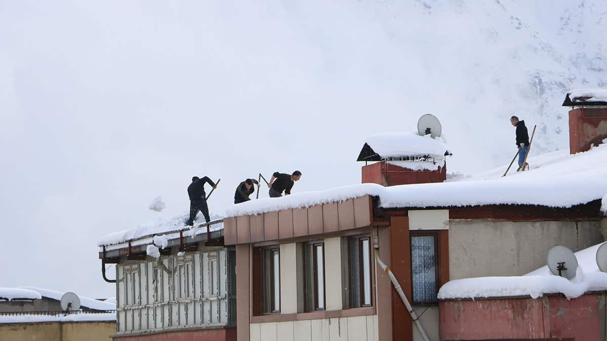 Yüksek binaların çatılarında 100 TL'ye kar temizliği