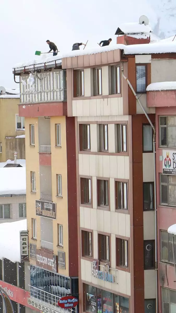 Yüksek binaların çatılarında 100 tl'ye kar temizliği
