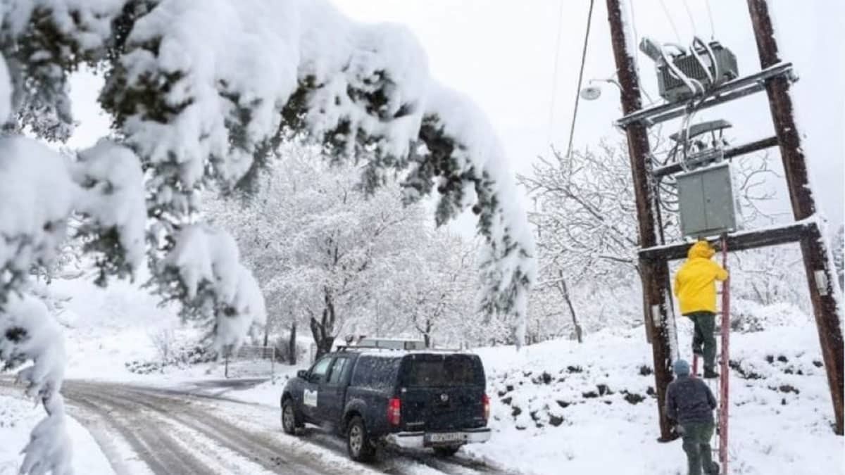 Yunanistan'da 250 bin kişi elektriksiz kaldı