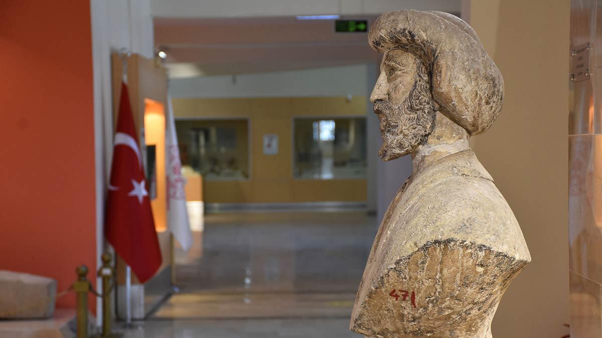 Osman Gazi'nin büst heykeli sergileniyor