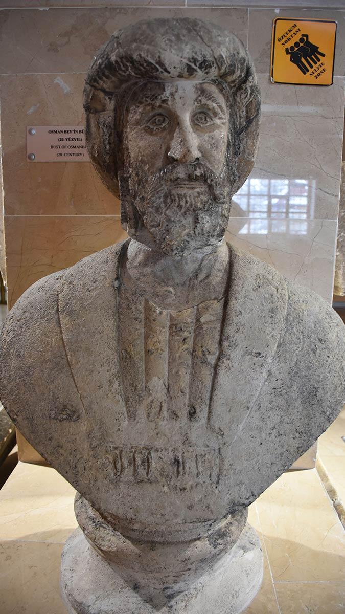 Sivas'ta, Osmanlı İmparatorluğu'nun kurucusu Osman Gazi'nin büst heykeli, Cumhuriyet öncesi yapılmış tek heykel olmasıyla büyük önem taşıyor.