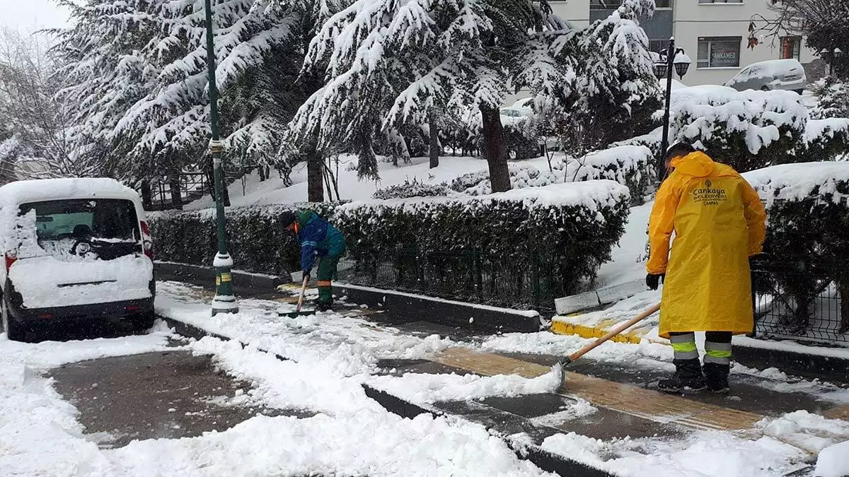 Çankaya belediyesi'nde karla mücadele ekipleri, akşam saatlerinde başlayan kar yağışıyla birlikte kesintisiz çalışma yaptı.
