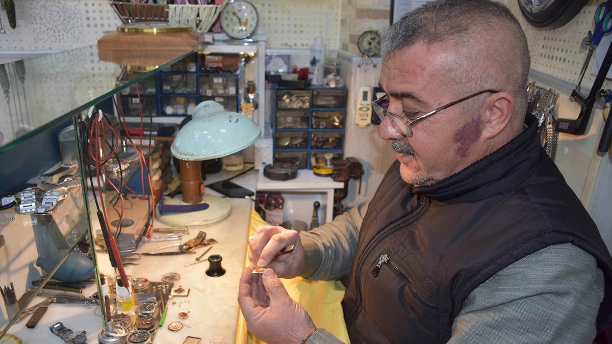 Saat tamirciliğini 41 yıldır sürdürüyor