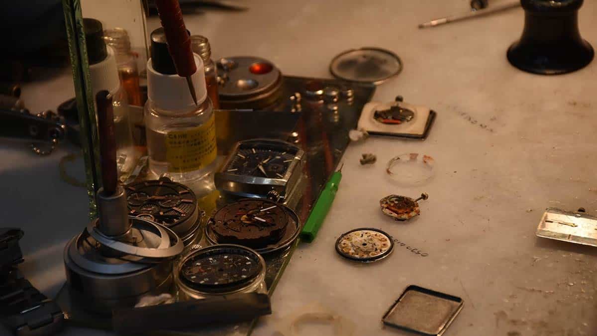 Efkan Tanır, babasından miras kalan, ilerleyen teknolojiye rağmen saat tamirciliğini 41 yıldır özveriyle sürdürüyor.