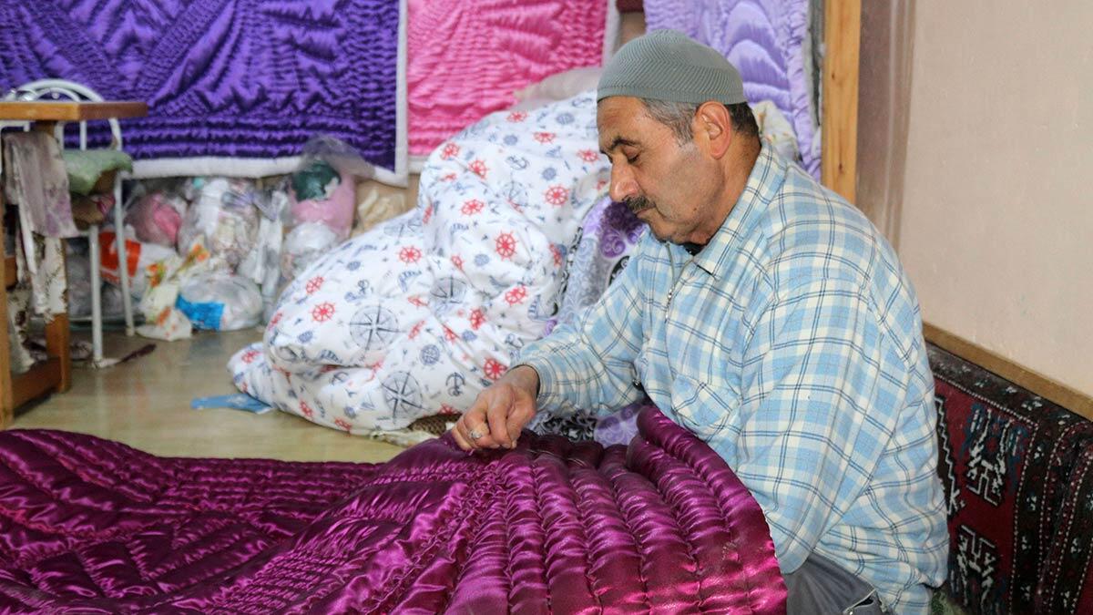 Burdur'da yaklaşık 45 yıldır yorgancılık yapan Sadık Can (75), işlerinin azalmasına rağmen mesleğini yaşatmaya çalışıyor.