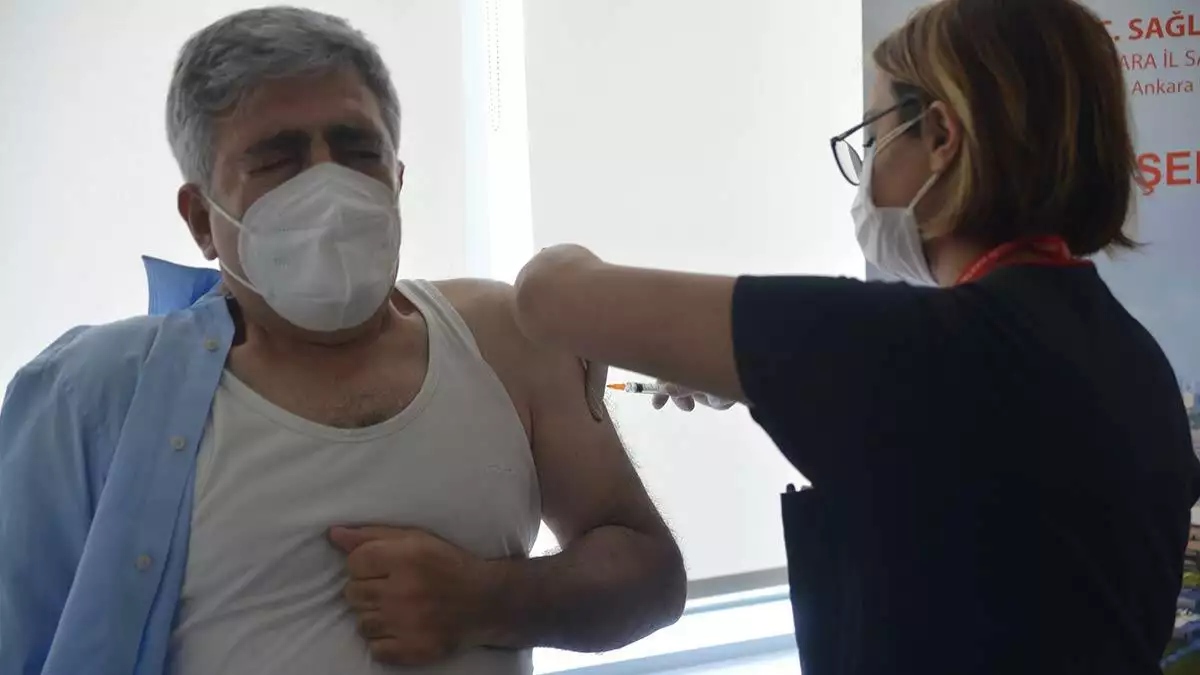 Ankara'da, koronavirüs ile mücadele kapsamında risk grubundaki 60 yaş üstü için aşılama başladı.