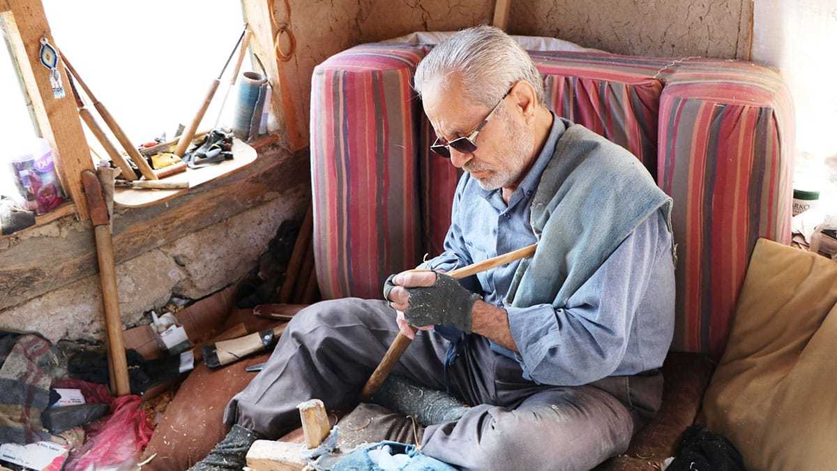 Kaşıkçılık mesleğini 60 yıldır yapıyor
