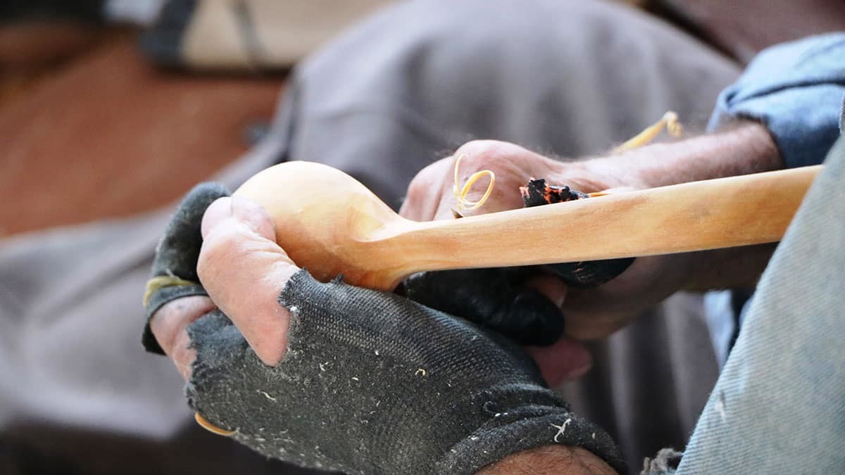 Sakarya’nın Taraklı ilçesinde Sabri Özşahin (74), babasından ve dedesinden öğrendiği kaşıkçılık mesleğini 60 yıldır yapıyor.