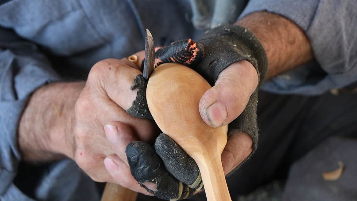 Kaşıkçılık mesleğini 60 yıldır yapıyor