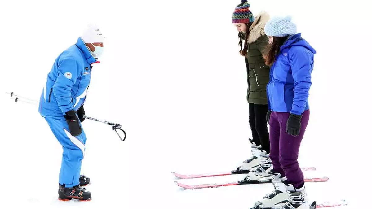 74 yaşında 50 yıldır kayak öğretiyor