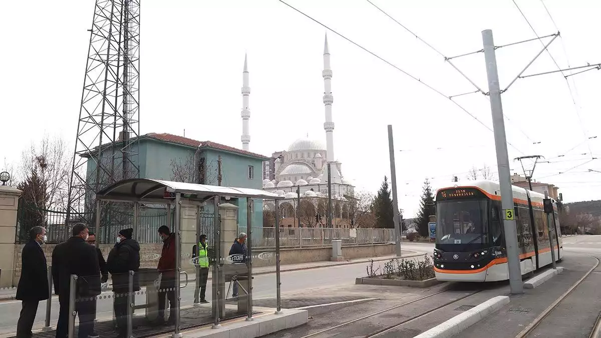 Kent içi ulaşıma büyük bir yatırım yaparak tramvay hatlarını emek mahallesi’nden şehir hastanesi’ne, oradan da sultandere ve 75. Yıl mahallesi’ne uzatan büyükşehir belediyesi, ilk etap olan emek-71 evler-şehir hastanesi’nin ardından sultandere-75. Yıl hattını da hizmete açıyor.