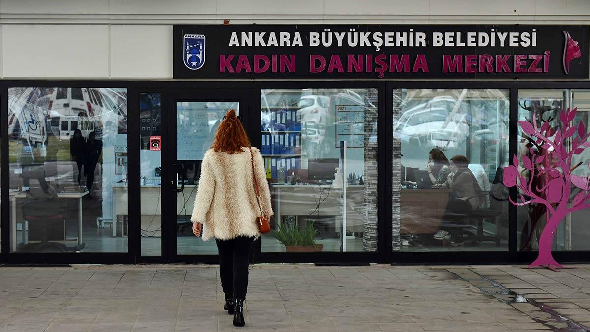 Ankara Büyükşehir Belediyesi Sosyal Hizmetler Daire Başkanlığı bünyesinde hizmet veren “Kadın Danışma Merkezi”, Başkentli kadınlara hukuksal danışmanlıktan psikolojik desteğe, meslek edindirme konularından barınma ihtiyaçlarına kadar birçok konuda ücretsiz destek sağlıyor.