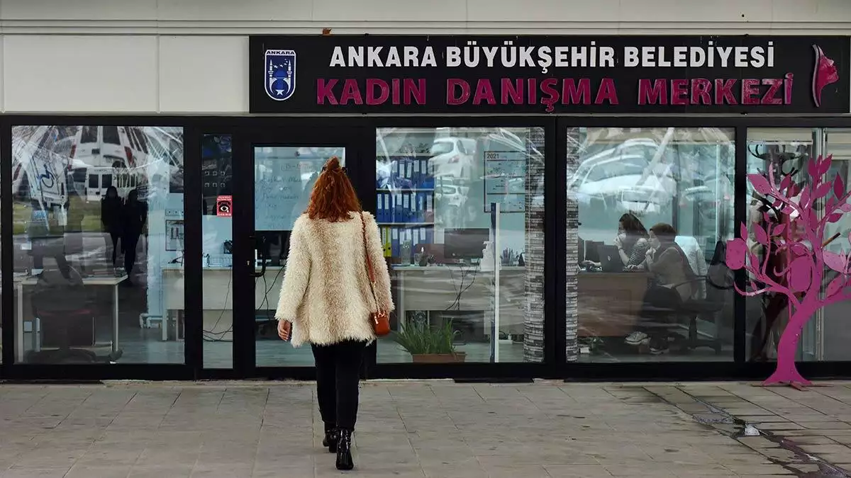 Ankara büyükşehir belediyesi sosyal hizmetler daire başkanlığı bünyesinde hizmet veren “kadın danışma merkezi”, başkentli kadınlara hukuksal danışmanlıktan psikolojik desteğe, meslek edindirme konularından barınma ihtiyaçlarına kadar birçok konuda ücretsiz destek sağlıyor.