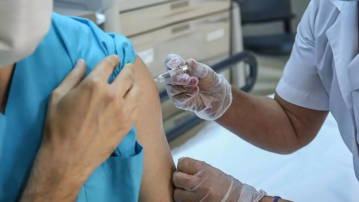 Aşı olan sağlık çalışanı koronavirüse yakalandı
