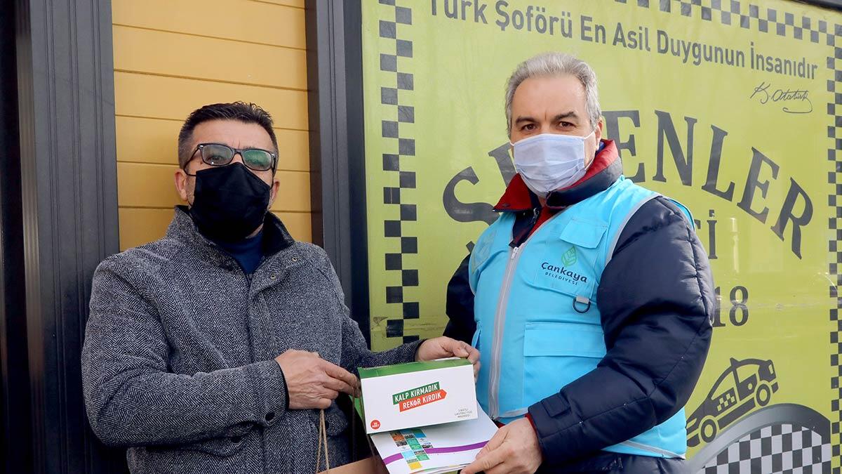 Koronavirüs salgınından korunmak için aşıdan sonra en etkili çözüm yollarından birisi olan maskenin dağıtımını başarılı bir şekilde gerçekleştiren Çankaya Belediyesi, pandemi boyunca 5 milyon maske dağıttı.