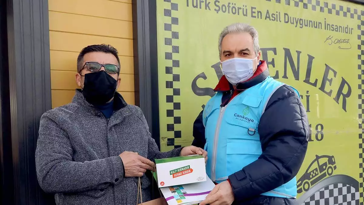 Koronavirüs salgınından korunmak için aşıdan sonra en etkili çözüm yollarından birisi olan maskenin dağıtımını başarılı bir şekilde gerçekleştiren çankaya belediyesi, pandemi boyunca 5 milyon maske dağıttı.