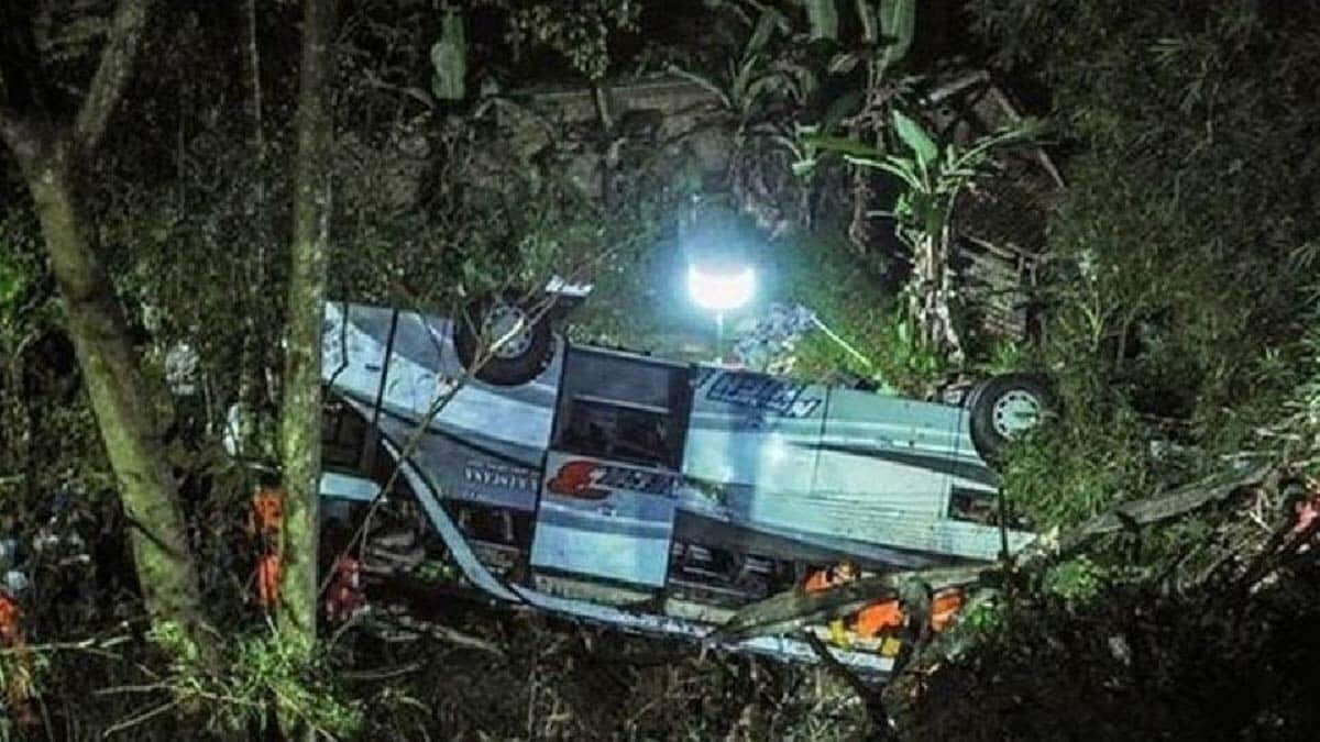 Endonezya'da öğrenci otobüsü kaza yaptı: 27 ölü