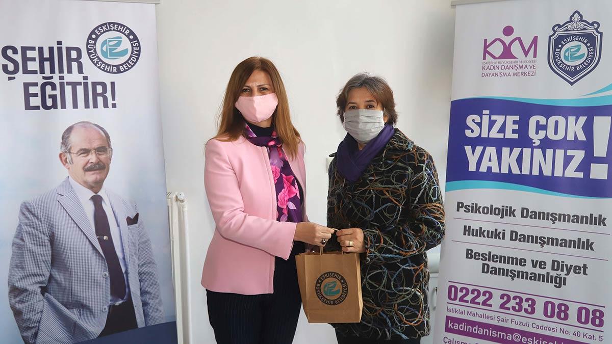 Ayşe Ünlüce "Konu ne olursa olsun her zaman yanınızda, sizlere yönelik fiziksel, psikolojik ve ekonomik şiddetin karşısındayız!" dedi.