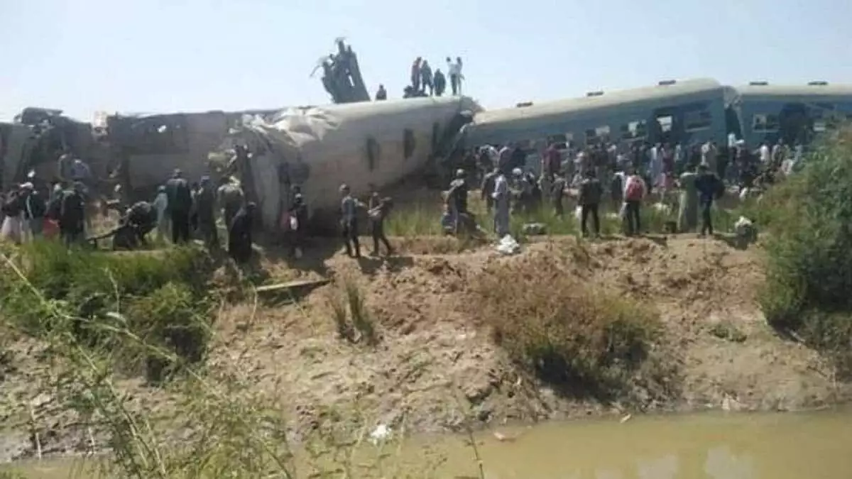 Mısır'da iki tren kafa kafaya çarpıştı; 32 ölü