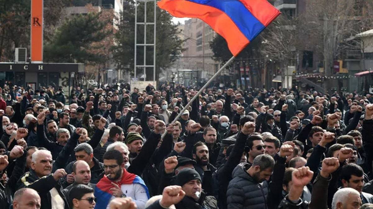 Paşinyan karşıtı grup hükümet binasını bastı