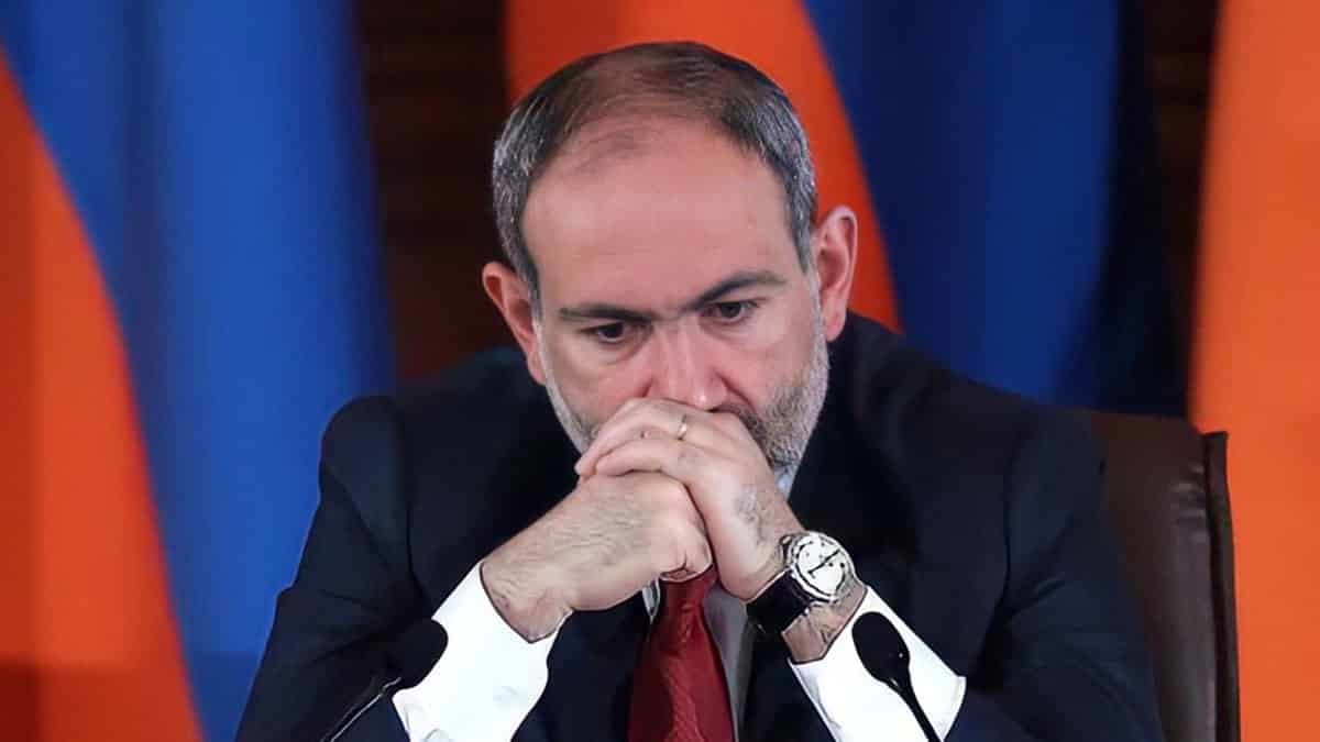 Paşinyan karşıtı grup hükümet binasını bastı