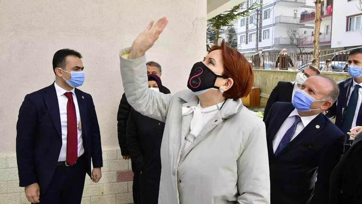 Akşener, "sayın i̇mamoğlu'nun attığı tweeti arkadaşlarımız beğenmedi fikirlerini ortaya koydular. Dolayısıyla bende saygı duyuyorum" dedi.