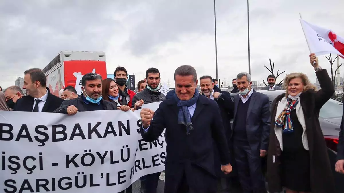 Edirne girişinde uzun bir araç konvoyu ile “başbakan sarıgül” sloganlarıyla karşılaştı.