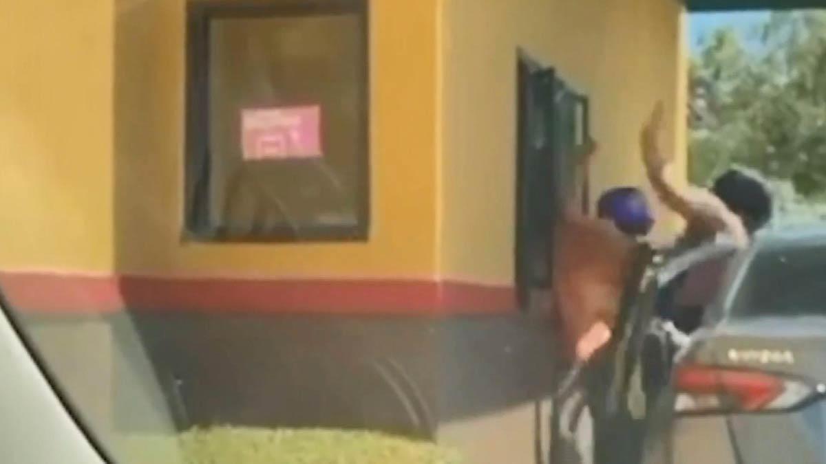 4 kadın hırsızın kasiyeri darp ettiği anlar kamerada