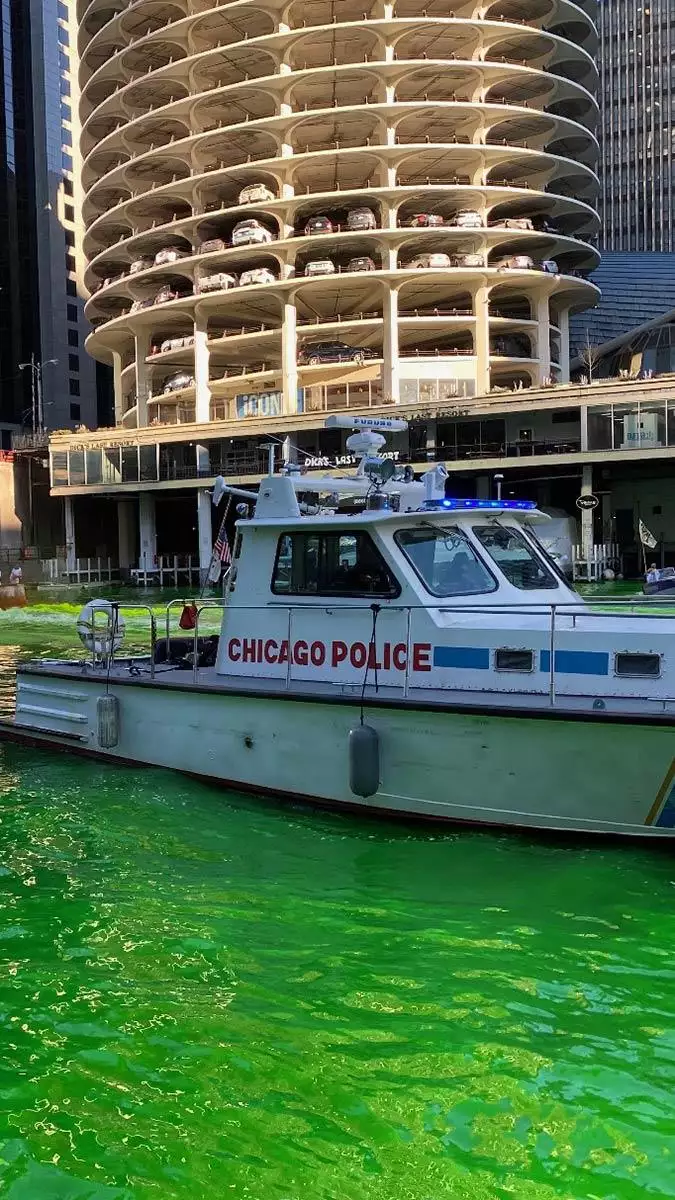Chicago nehri yonca yeşiline döndürüldü