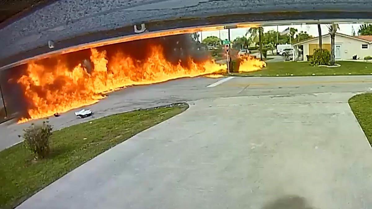 Uçak otomobilin üzerine düştü