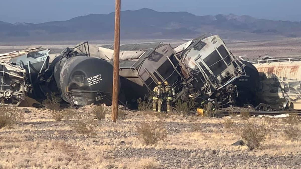 Kaliforniya'da yük treni raydan çıktı