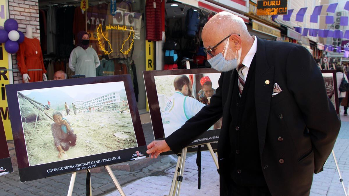 Adana'da 8 Mart Dünya Kadınlar Günü kapsamında Acıya Emek Eden Kadınlar sokak sergisi düzenlendi.