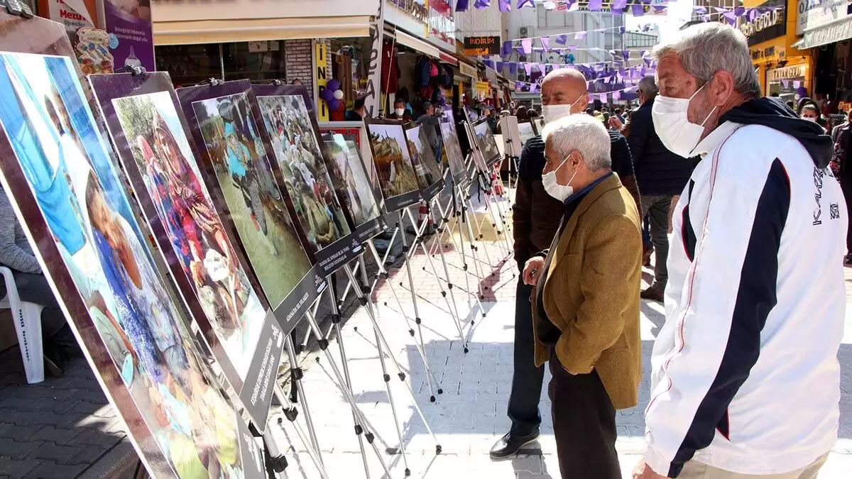 Dünyanın çeşitli ülkelerinden doğal afetlerde çekilmiş kadın fotoğraflarının yer aldığı sergiye erkekler ve çocuklar yoğun ilgi gösterdi.